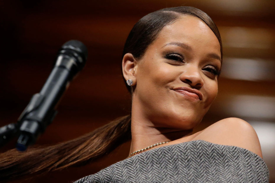 Rihanna hat sich per Bildbearbeitungsprogramm den Kopf der Queen auf den eigenen Körper gebastelt.