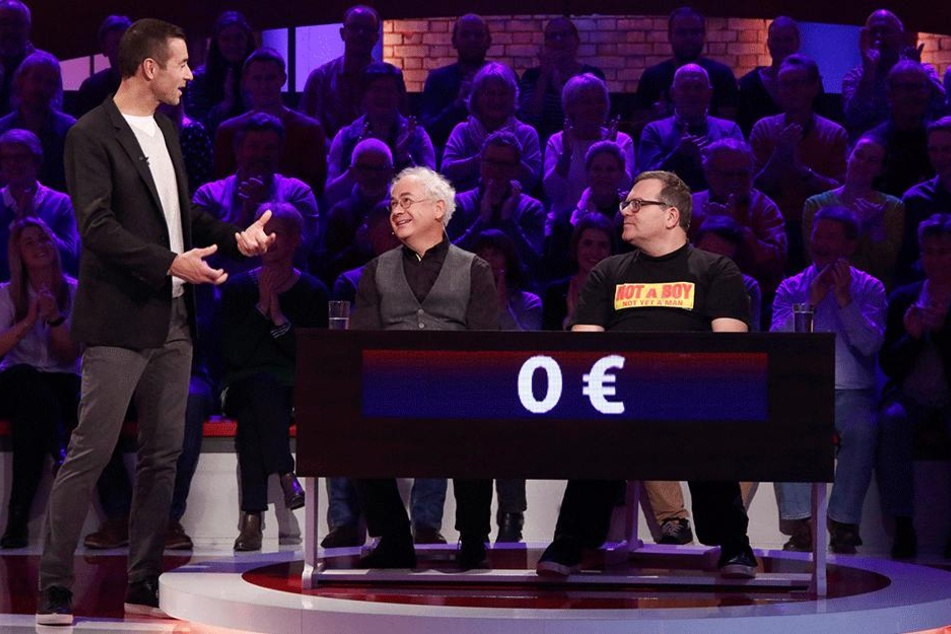 Tom Pauls (58, Mitte) und Elton (46, r.) bissen sich leider am Kirschkern in der Rateshow "Wer weiß denn so was?" mit Kai Pflaume (50) die Zähne aus.