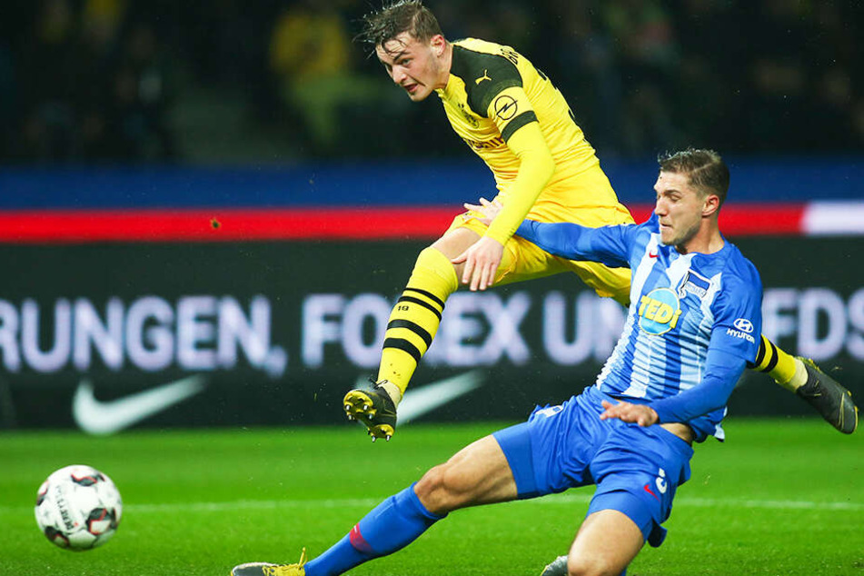 BVB-Spieler Marius Wolf (oben) wird von Herthas Niklas Stark beim Torschuss gestört.