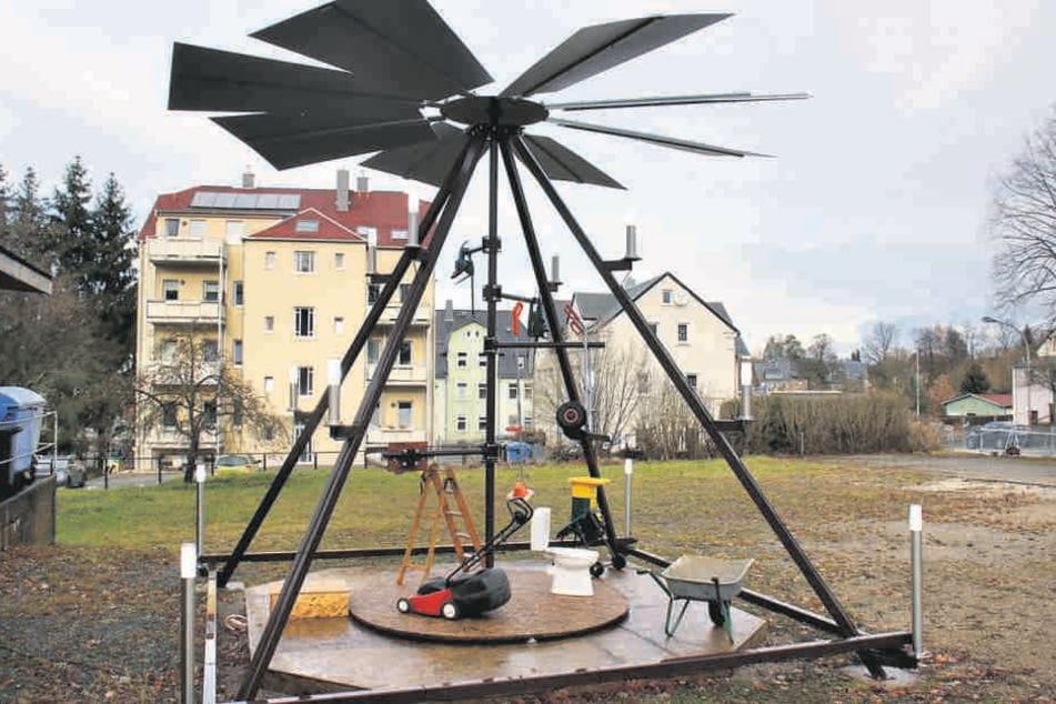 Selbst ist der Mann: Diese verrückte Pyramide steht in Chemnitz-Reichenbrand. Erbaut haben sie Jens Schütze (55, l.) und Harald Fiedler (62).