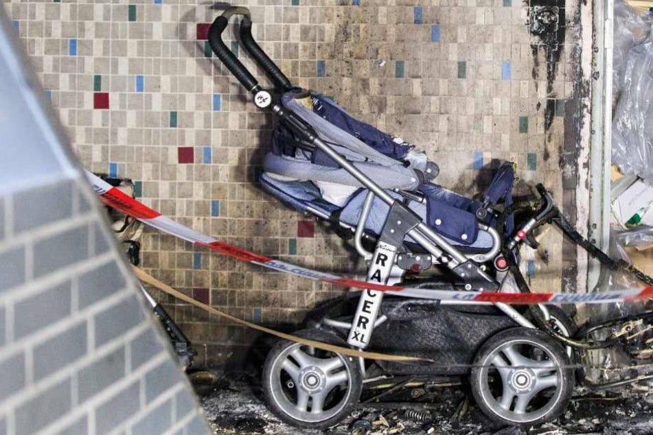 Ein Kinderwagen im Keller des Hauses wurde in Brand gesetzt. (Symbolbild)