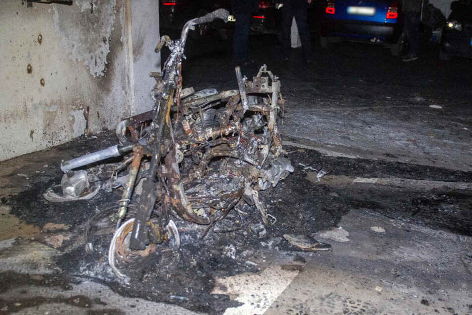 Zwei Motorräder brannten in der Tiefgarage.