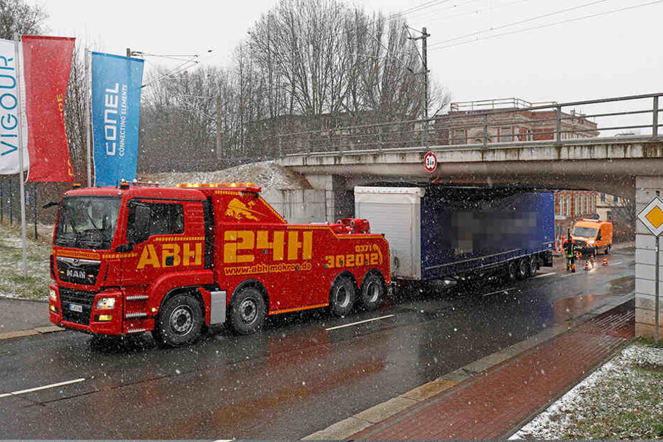 Mit einer Spezialmaschine wurde der Anhänger rückwärts aus der Brücke geschoben.