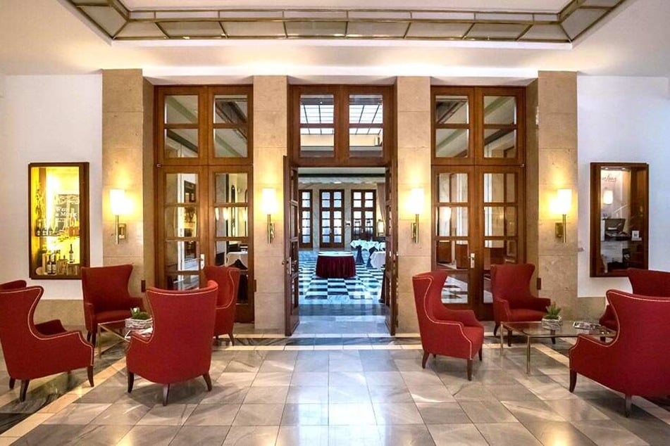 Klare Formen, zeitloser Glanz: die Hotel-Lobby im Bauhaus-Stil.