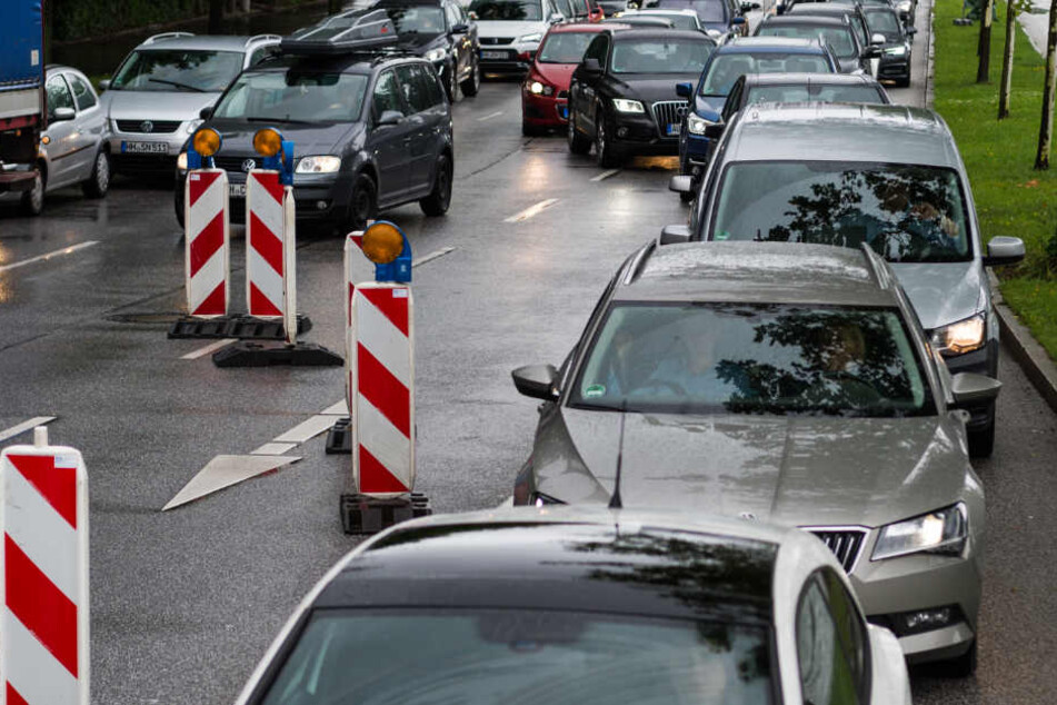 Autofahrer sollten den Bereich weiträumig umfahren. (Symbolbild)