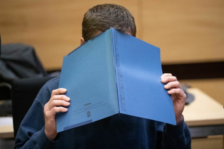 Der Angeklagte zeigte sich den ganzen Prozess über nur mit Mappe vor dem Gesicht.