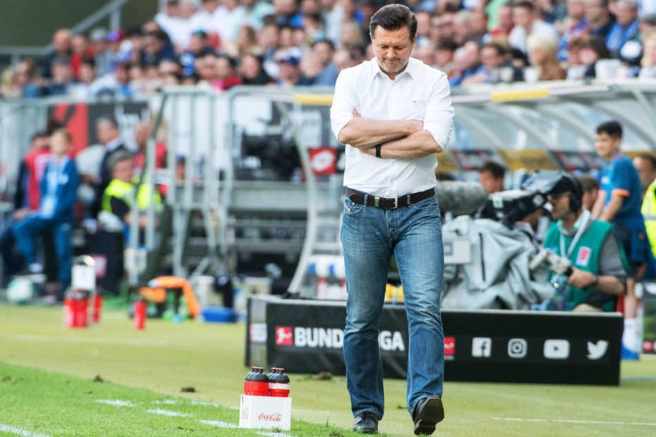 Kopfschütteln über das Spiel in Hoffenheim: HSV-Coach Christian Titz.