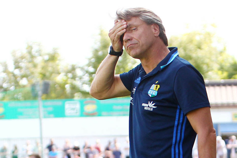 Da musste sich CFC-Trainer Horst Steffen an den Kopf greifen. Seine Spieler kommen mit seiner Dreierkette offenbar nicht klar.