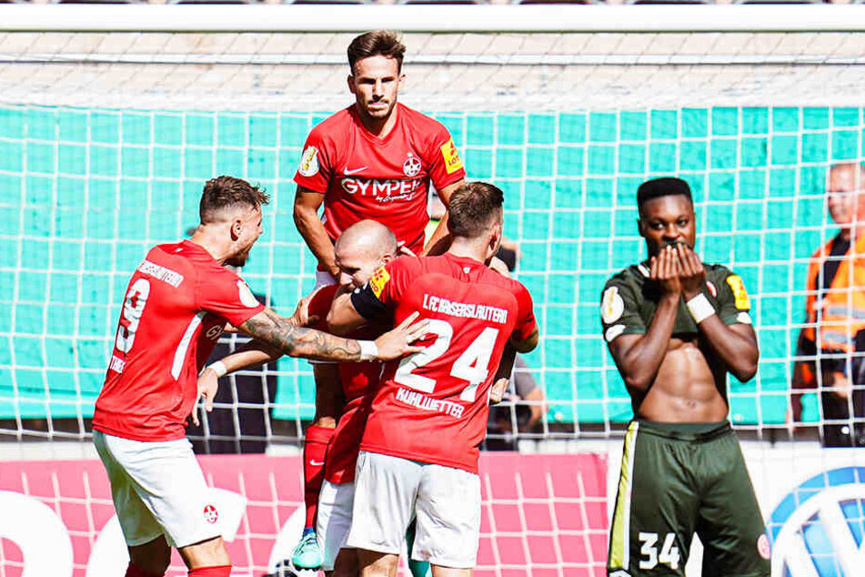 Riesen-Jubel auf dem Betzenberg: Der 1. FC Kaiserslautern hat den 1. FSV Mainz 05 aus dem Pokal geschmissen.