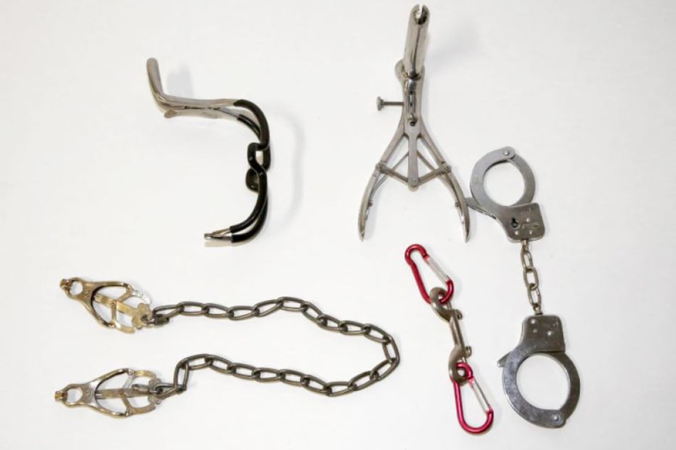 Wer vermisst seine Handschellen und Brustwarzenklemmen?