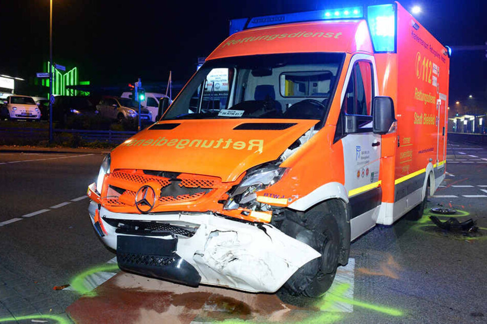 Der Rettungswagen wurde von dem Opel auf der Kreuzung getroffen.