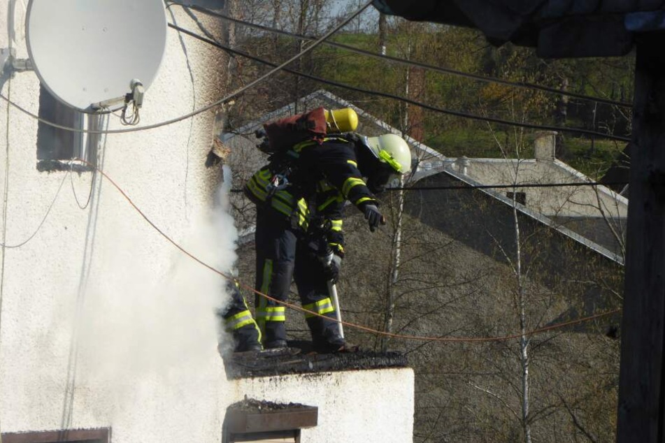 Die Feuerwehr musste morgens noch immer einige Glutnester löschen.