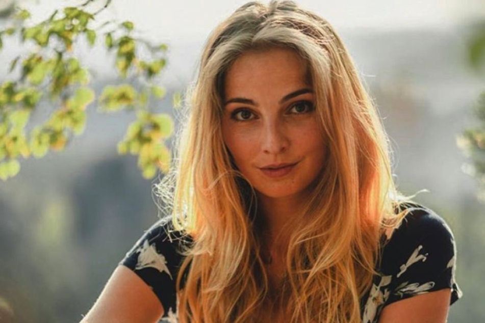 Gina (25) möchte aufklären, warum es so wichtig ist, auf seinen ökologischen Fußabdruck zu achten.