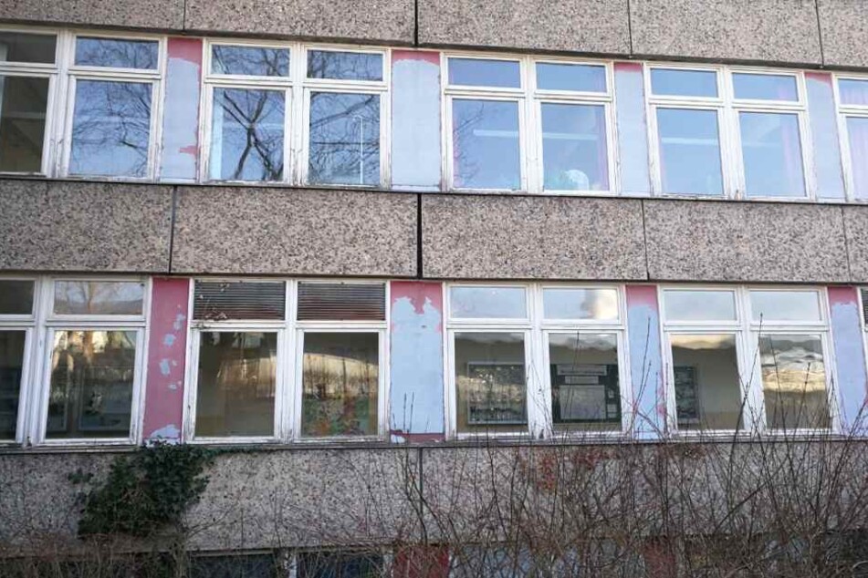Abgeplatzte Farbe, gerissene Außenplatten, fehlender Sichtschutz der Toiletten von außerhalb: Dies ist der aktuelle Stand der 84. Oberschule in Leipzig-Grünau.