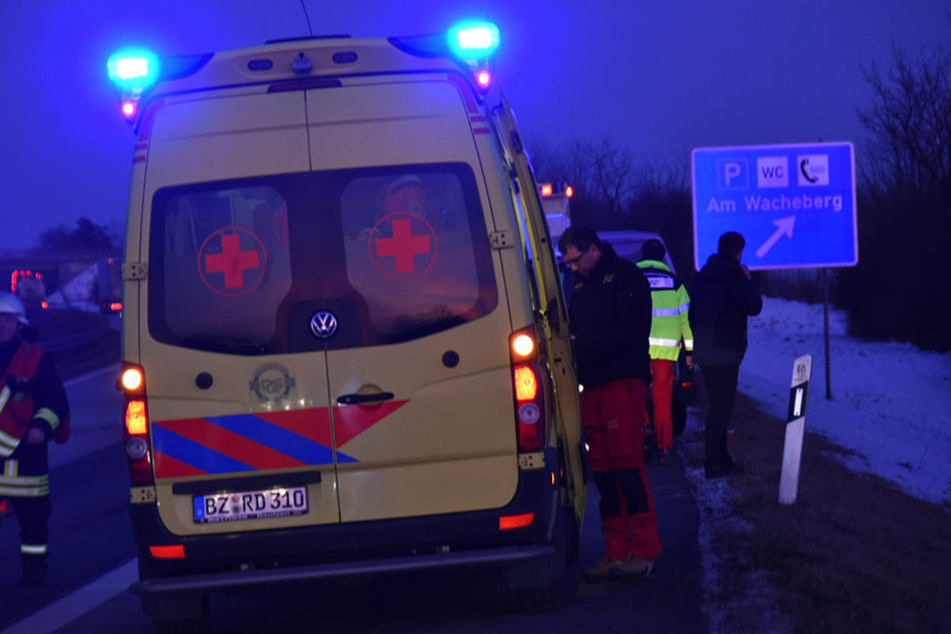 Die Rettungskräfte mussten die Unfallstelle nahe dem Parkplatz "Am Wacheberg" absichern.