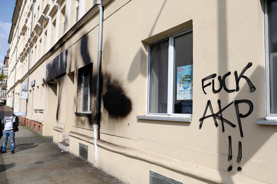 Nur 24 Stunden nach dem Farbanschlag bekam das Gebetshaus noch den Schriftzug "Oxyd" verpasst.