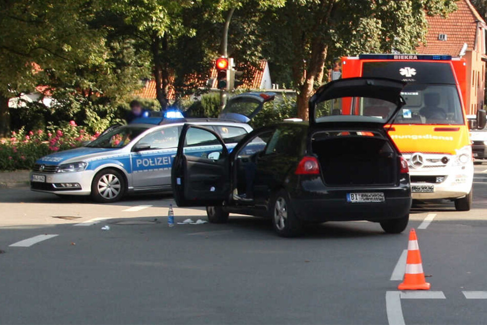Der VW-Golf blieb mitten auf der Kreuzung stehen. Polizei und Rettungskräfte mussten anrücken.