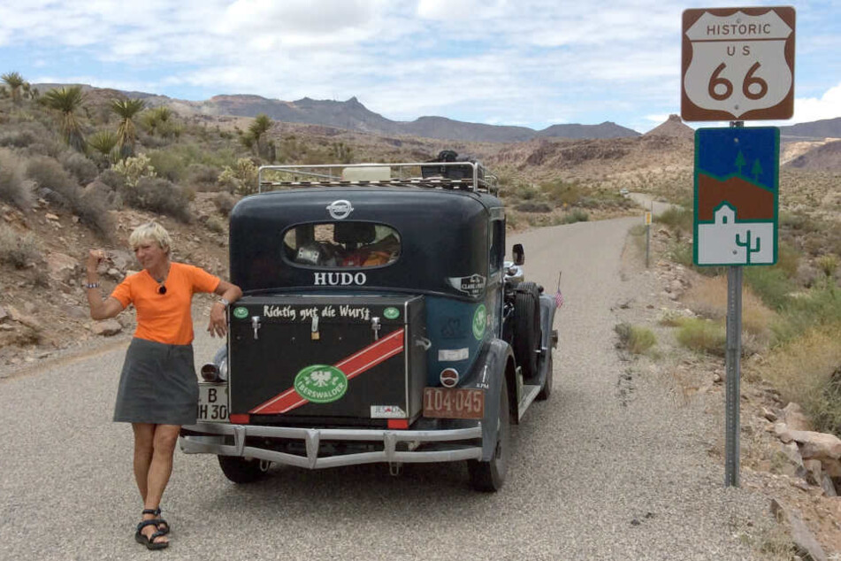 Heidi Hetzer mit ihrem "Hudson Great Eight" auf der Route 66 in den USA.