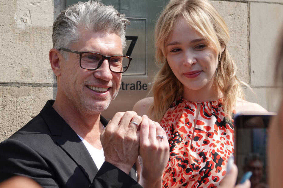 "Germany's Next Topmodel"-Kandidatin Theresia Fischer und ihr Mann Thomas Behrend halten nach der Trauung im Standesamt Düsseldorf ihre Ringe nach oben.
