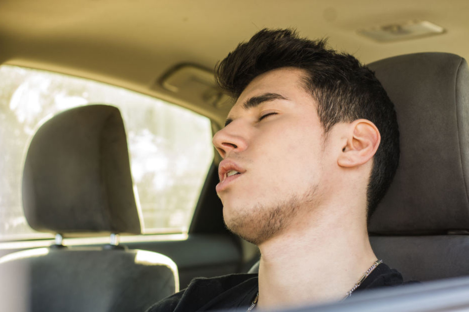 Ganz schön müde war der Autofahrer nach dem Trinken. (Symbolbild)