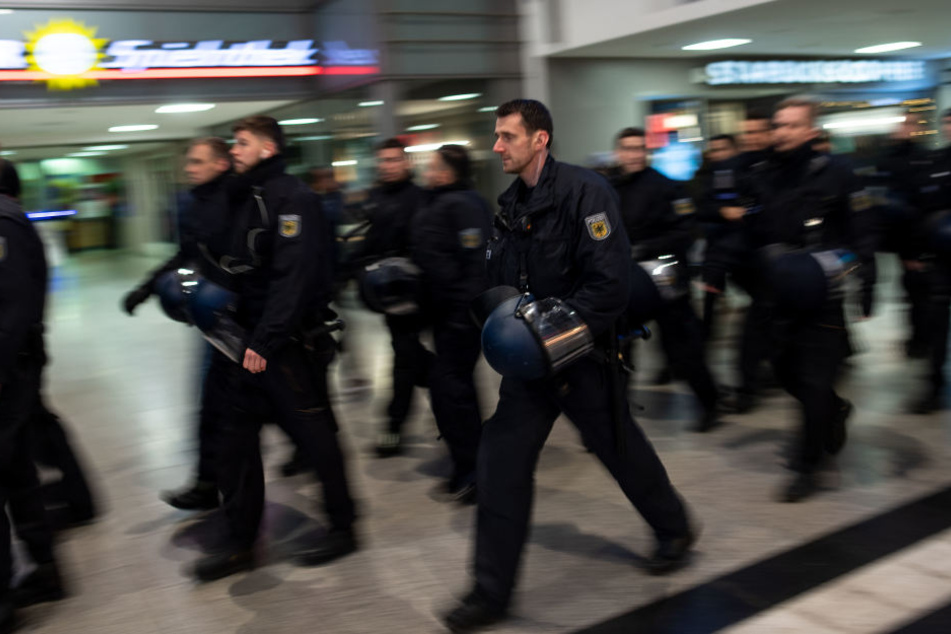 Die Polizei musste die Krawallen der "Fans" am Bahnhof in Duisburg stoppen.