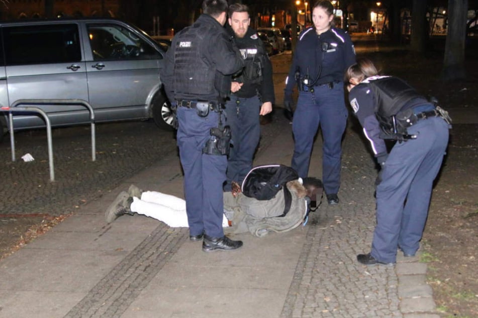 Die Polizei hat in der Nacht zu Samstag einen Mann in Berlin-Kreuzberg festgenommen.