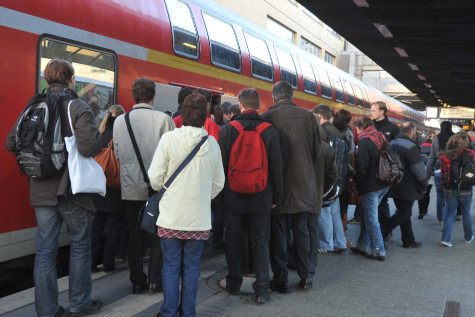 Drängeln ist unter Fahrgästen der Deutschen Bahn auch nicht angesagt. (Symbolbild)