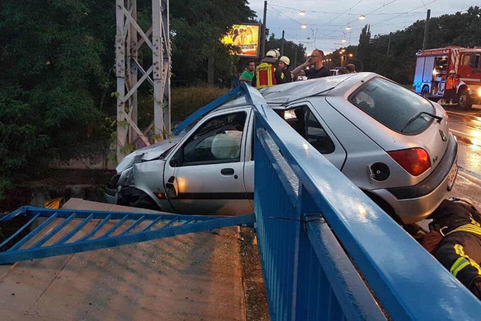 Der Fahrer war ins Schleudern geraten und gegen das Brückengeländer gekracht.