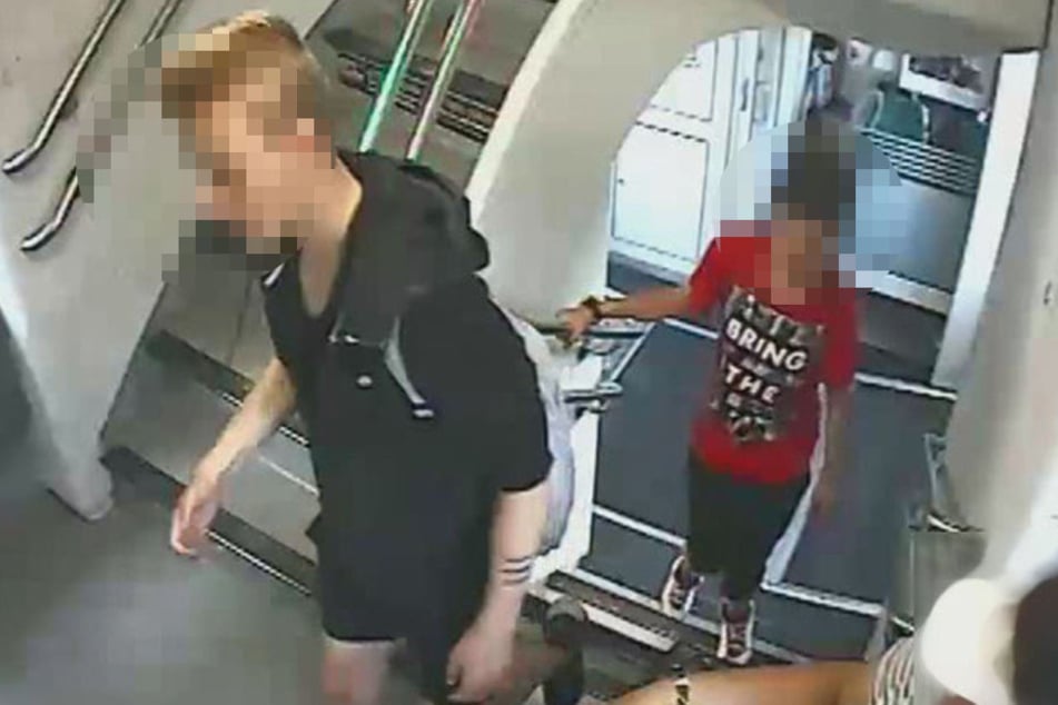 Beide Tatverdächtigen im Zug der Linie RE4 (Bild 1).