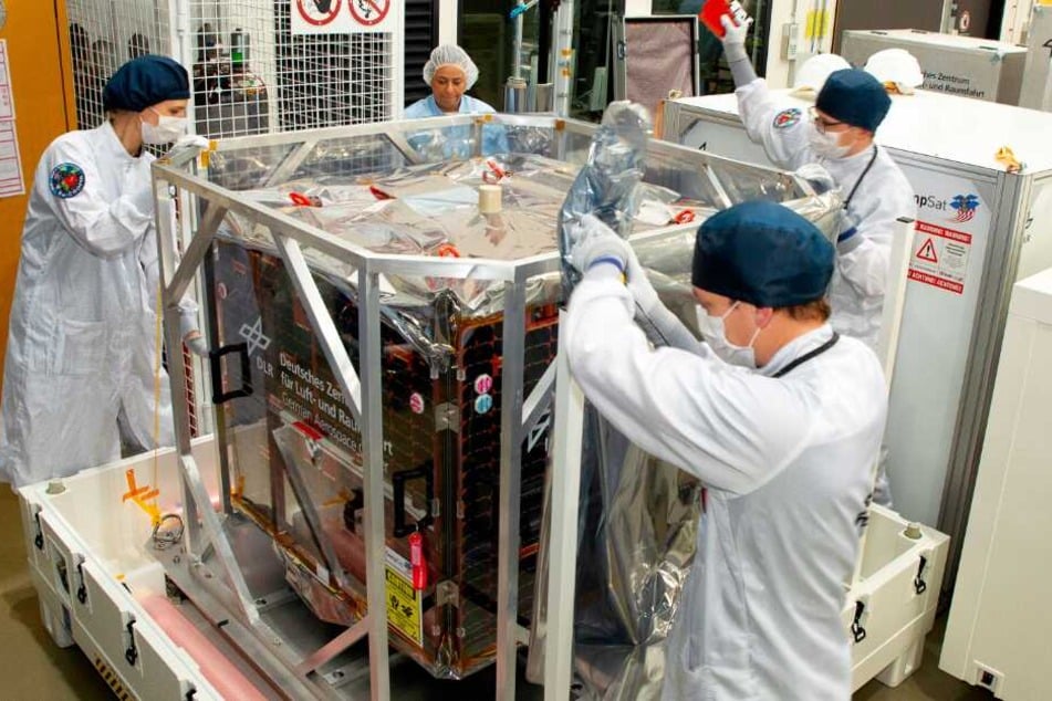 Mitarbeiter verpacken den Satellit Eu:CROPIS für den Transport von Bremen zur Vandenberg Air Force Base in Kalifornien.