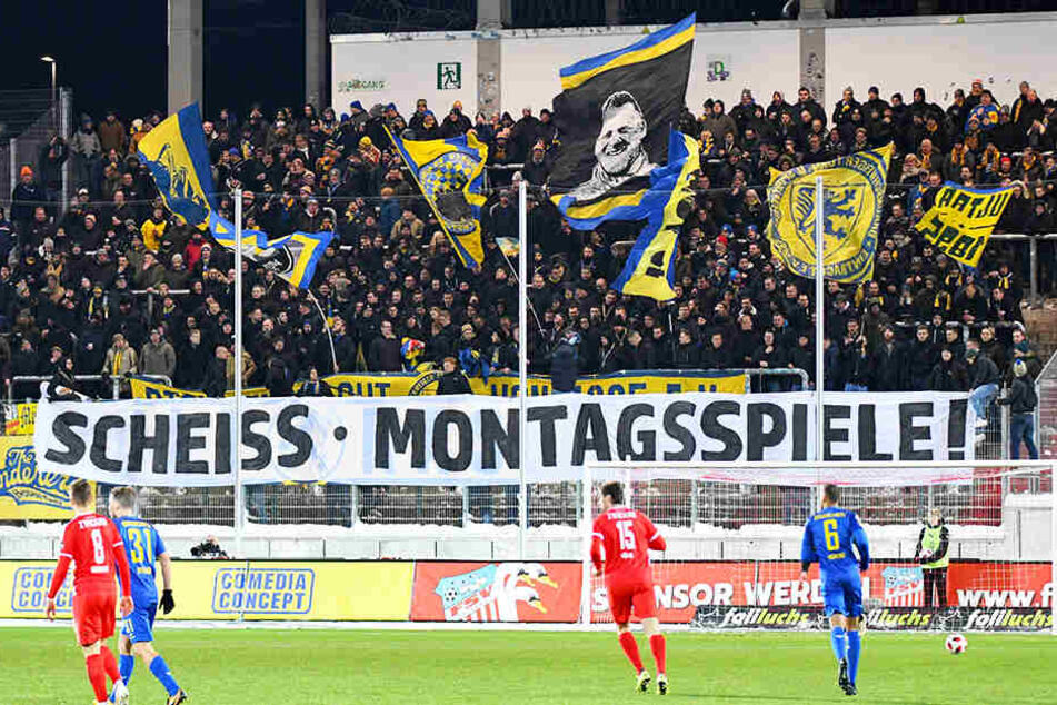 Auch in Zwickau begehrten die Fans gegen die Montagsspiele auf.
