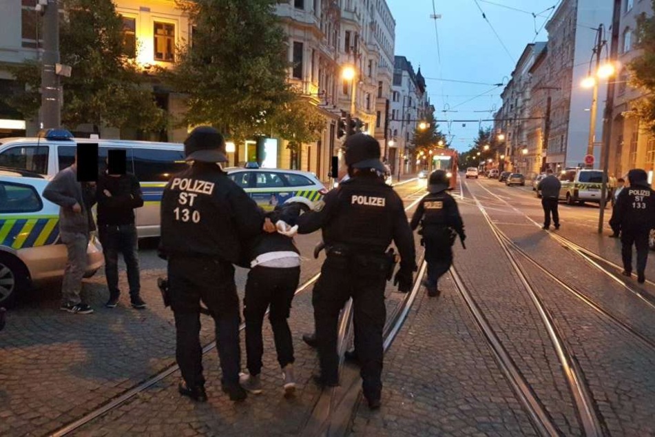 Die Angreifer warfen nach Polizeiangaben mit Steinen und Flaschen nach den Beamten.