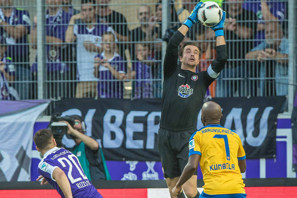 FCE-Keeper Martin Männel (M.) will sich von Domi Kumbela (r.) nicht schon wieder zwei Dinger einfangen.