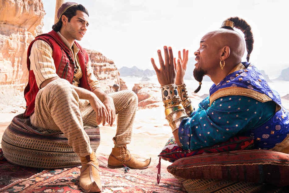 Aladdin (Mena Massoud) wird von Lampengeist Genie (Will Smith) beraten.