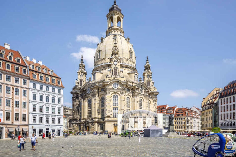 "Dresden singt und musiziert": Die Bühne vor der Frauenkirche ist aufgebaut (r.). So sieht es aus, wenn Musik gemacht wird.