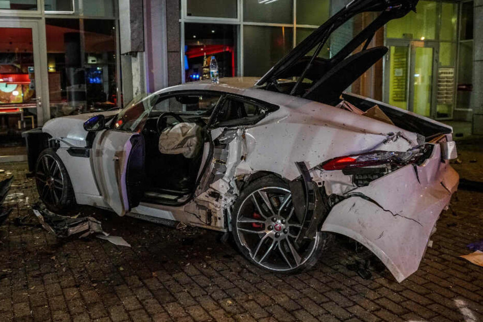 Der Fahrer dieses geliehenen Jaguars war Unfall-Verursacher und blieb unverletzt.