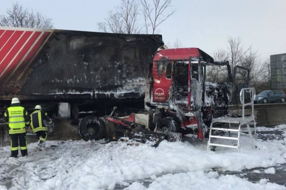 Der LKW brannte komplett aus.
