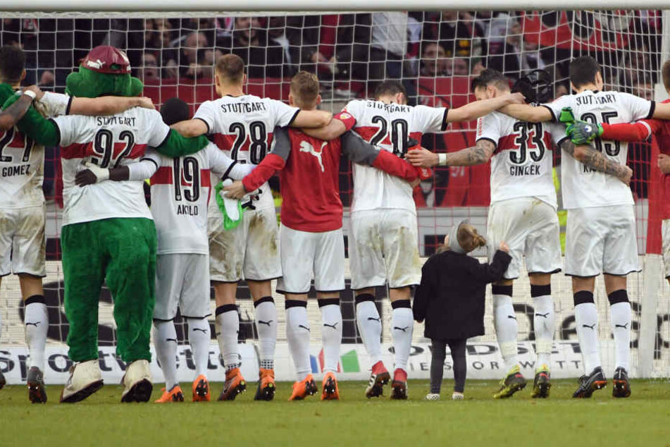 Die Tochter von Stuttgarts Daniel Ginczek steht nach dem Spiel gegen RB Leipzig neben der Mannschaft. (Archivbild)