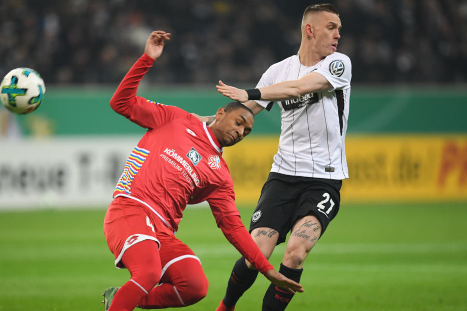 Hart umkämpft: Marius Wolf im Duell um den Ball mit Abdou Diallo.