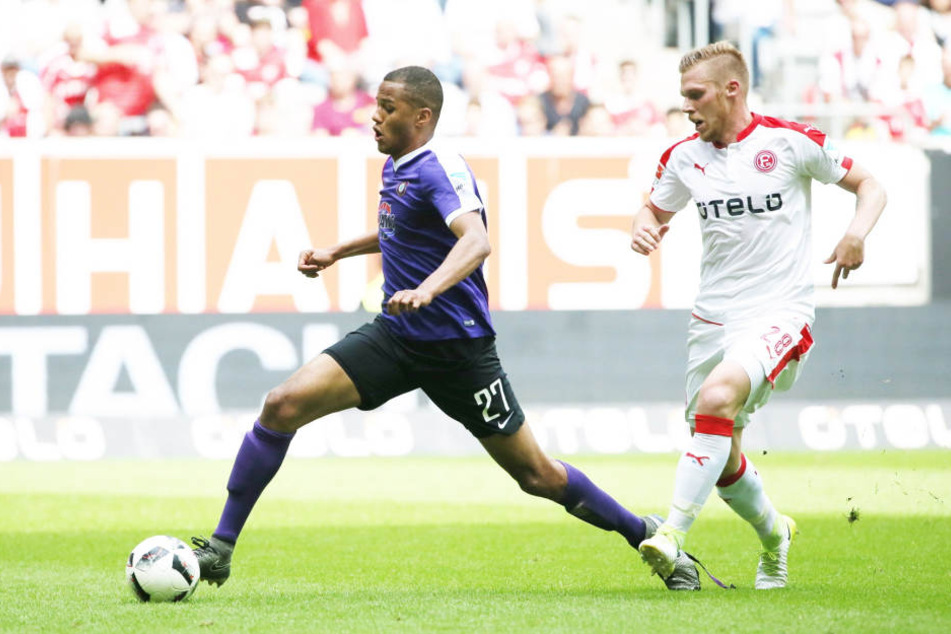Zwei Jahre kickte Louis Samson (l.) für den FCE Aue, bevor er zu Eintracht Braunschweig ging. Hier behauptet sich der defensive Mittelfeldspieler gegen den Düsseldorfer Rouwen Hennings.
