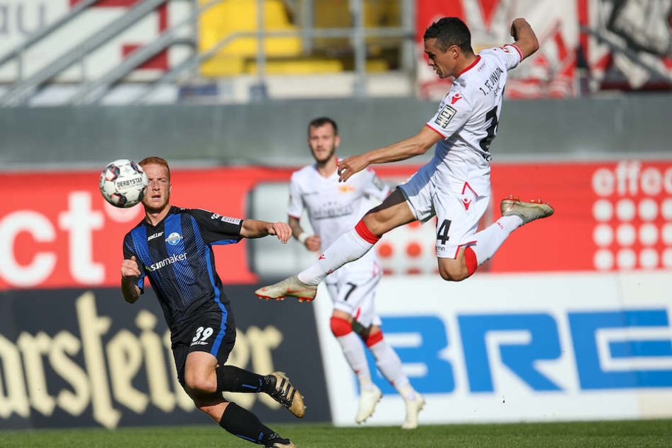 Unions Mittelfeld-Mann Manuel Schmiedebach (29) im Zweikampf mit Sebastian Vasiliadis (21) vom SC Paderborn obenauf.