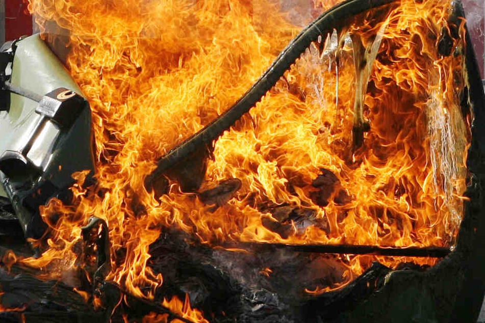 Die Feuerwehr löschte den brennenden Müllcontainer. (Symbolbild)