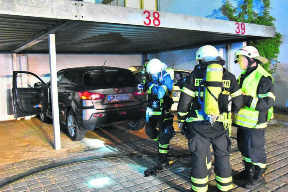 Immer wieder brennt es unter diesem Carport im Stadtteil Rauschwalde.