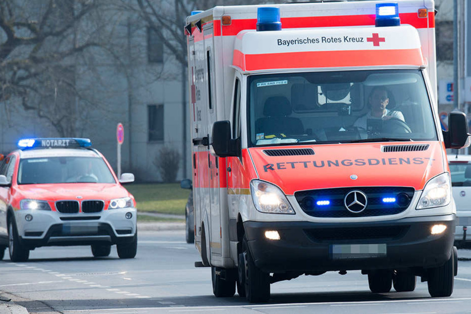 Zwei Jungen (6, 10) wurden von einem Auto erfasst und verletzt. Dessen Fahrer flüchtete.