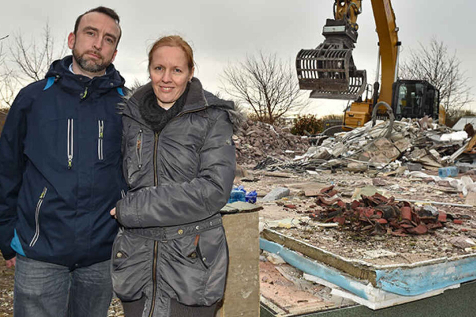 Vor den Trümmern ihres abgebrannten Heims: Matthias (43) und Jacqueline Naumann (47) blicken trotzdem wieder hoffnungsfroh in die Zukunft.