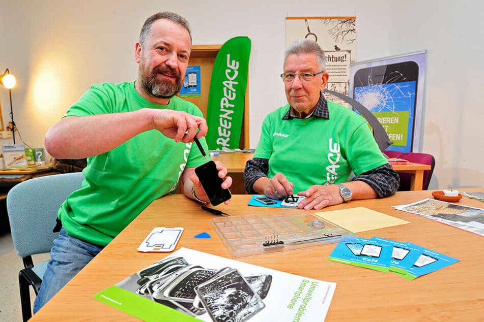 Thomas Bossack (46) und Bernd Voigtländer (74) unterstützen Besucher bei der
Reparatur ihrer Geräte