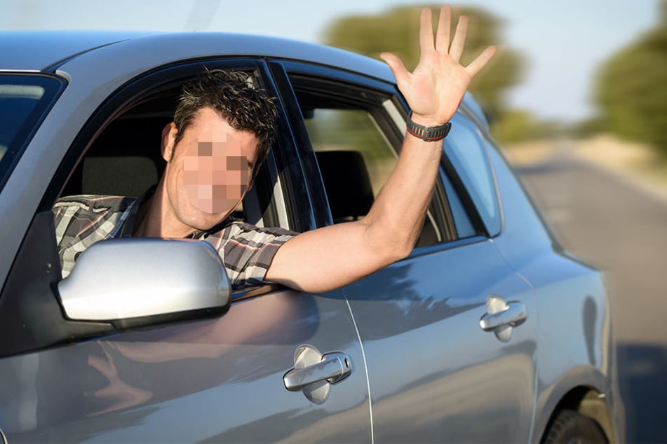 Winkend fuhr er um den Polizisten rum. Anschließend versuchte der 28-Jährige, vor der Polizei zu flüchten. (Symbolbild)