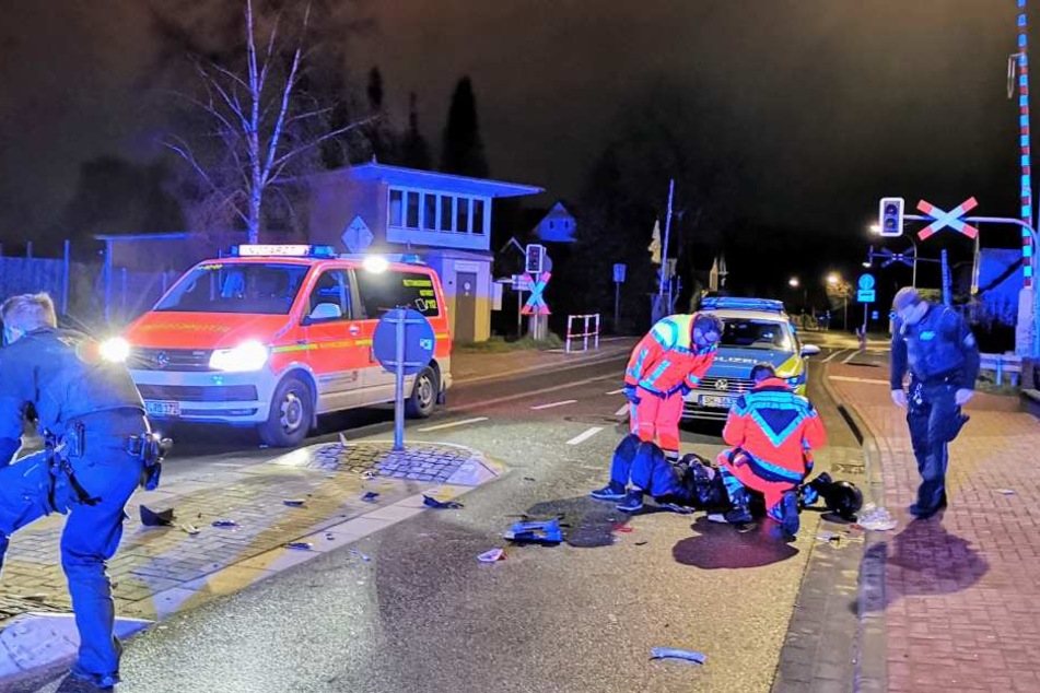 Der Mann wird am Unfallort von den Rettungskräften ärztlich versorgt.