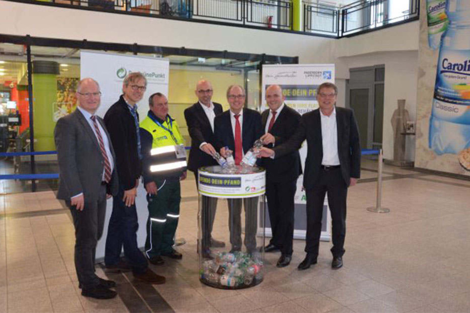 Die Initiatoren der
Aktion "Spende dein Pfand": Horst-Hermann Müller,
Roland Hüser, Manfred Müller, Norbert
Völl, Edmund
Richter, Joachim Veenhof und Detlef
Müller (von links).
