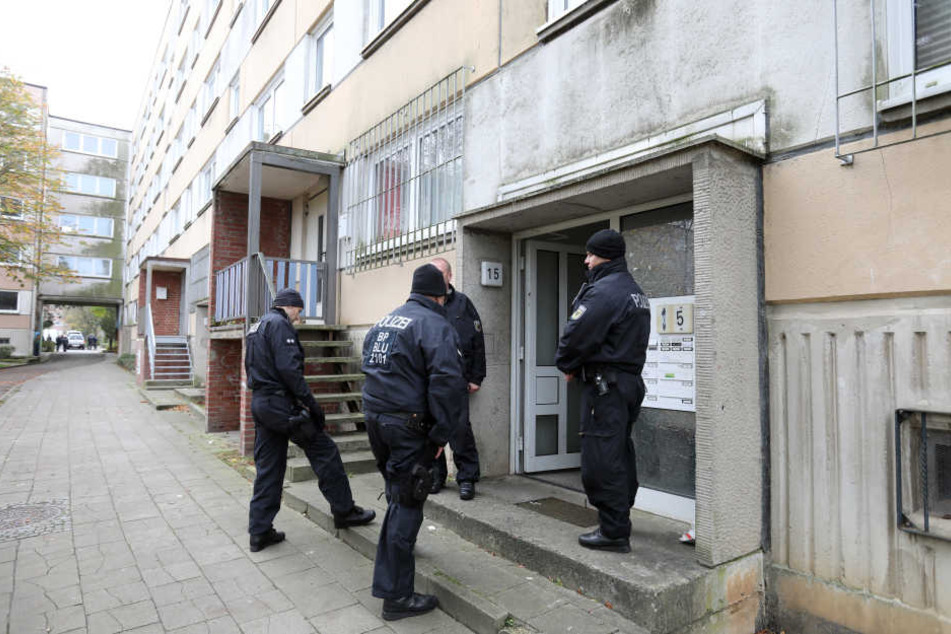 Der Syrer wurde in einem Schweriner Plattenbau festgenommen. Insgesamt stürmten das SEK und die GSG9 drei Wohnungen um 6 Uhr morgens.